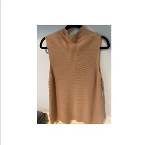 Tahari white short sleeve soft scoop neck top